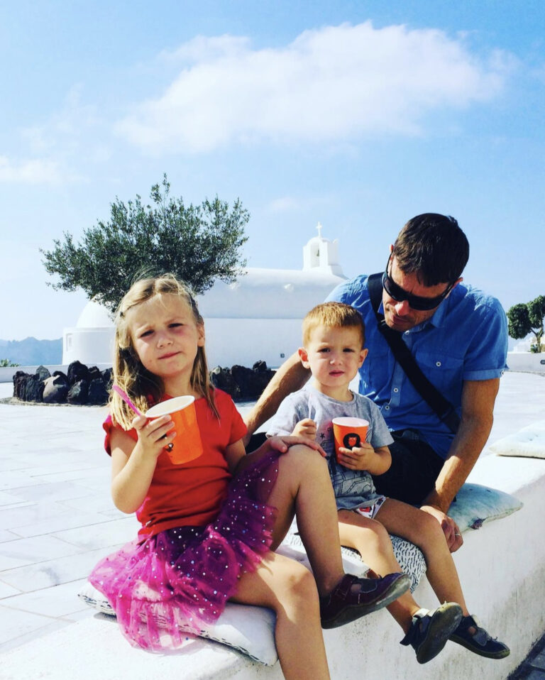 Oia s dětmi, Santorini